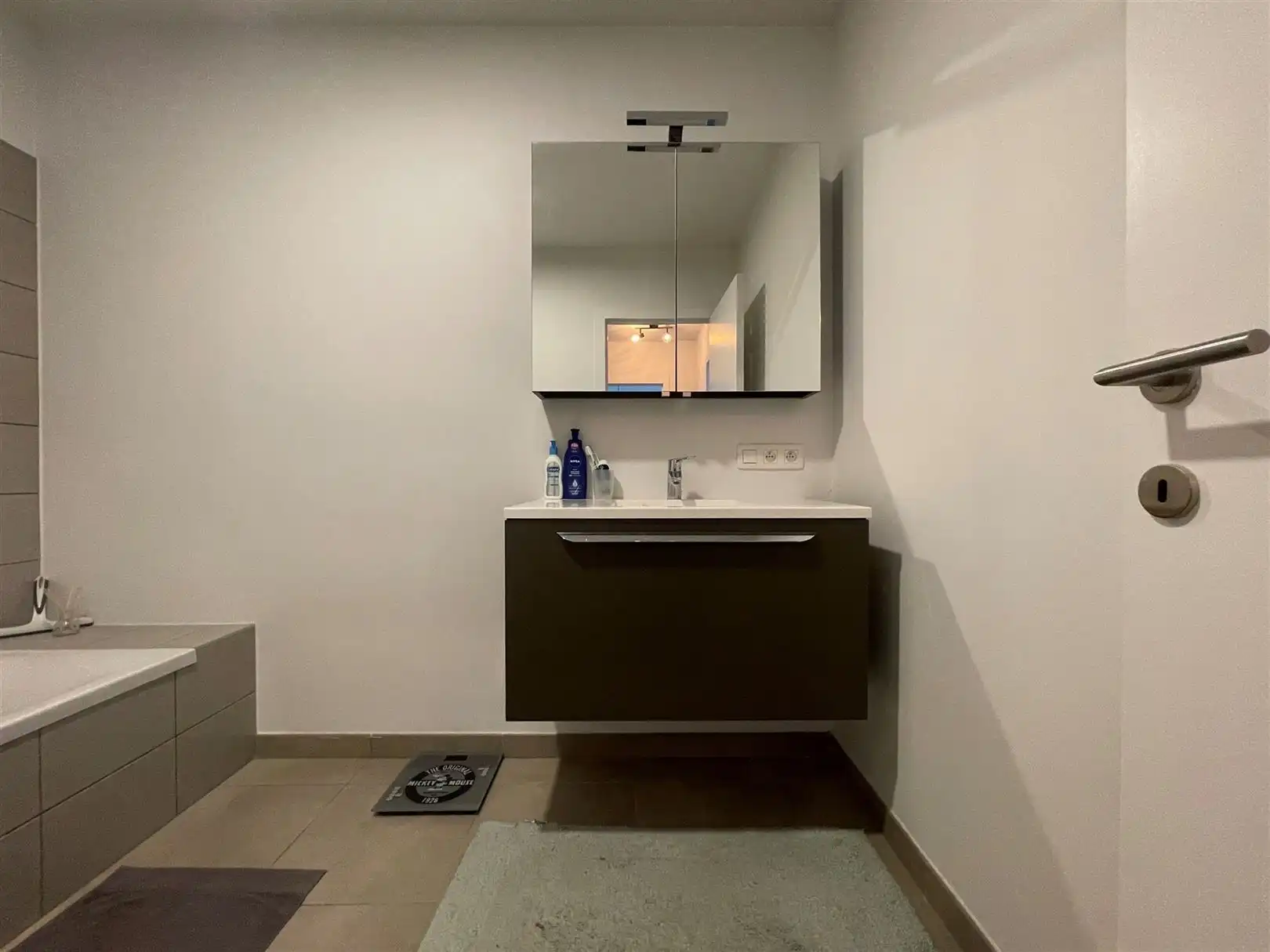 Centraal  gelegen appartement met autostaanplaats foto 9