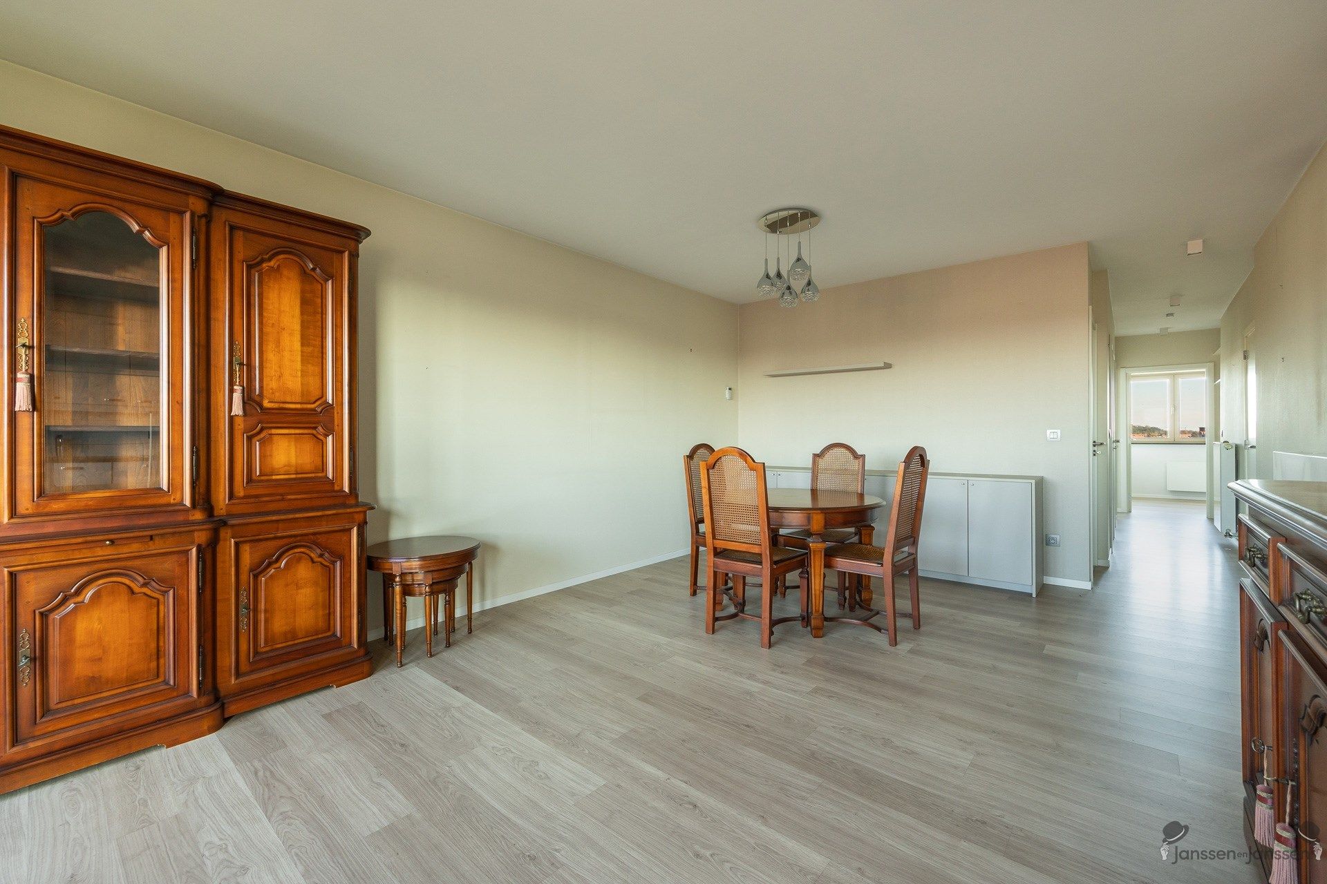 Instapklaar appartement met 2 slpks, terras en autostaanplaats foto 4