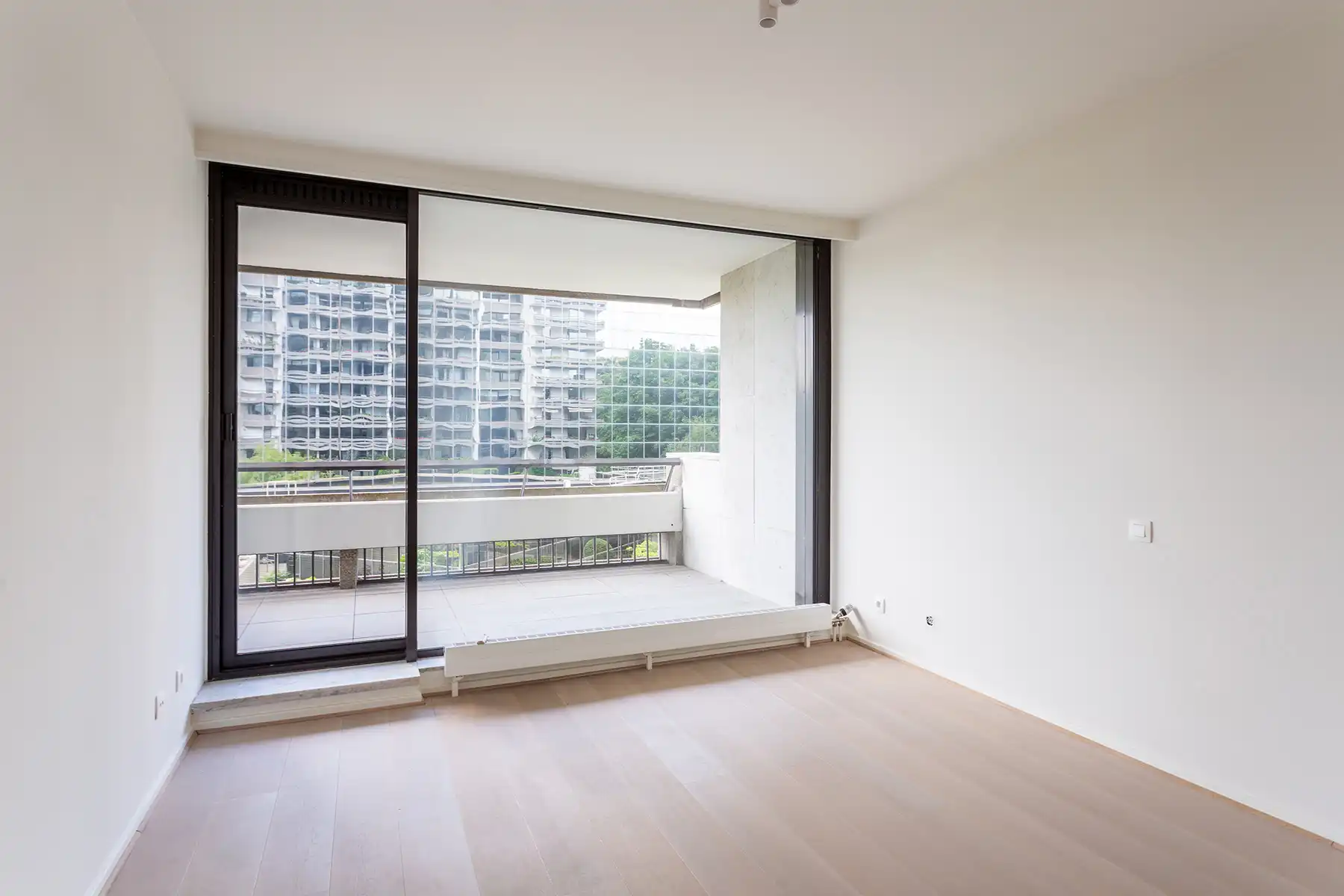 Modern nieuw gerenoveerd 2 slpk app + terras foto 12