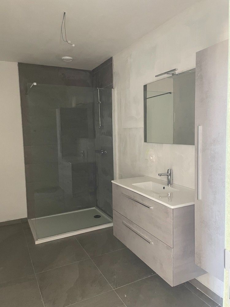 Modern appartement met 1 slaapkamer en een ruim terras foto 5