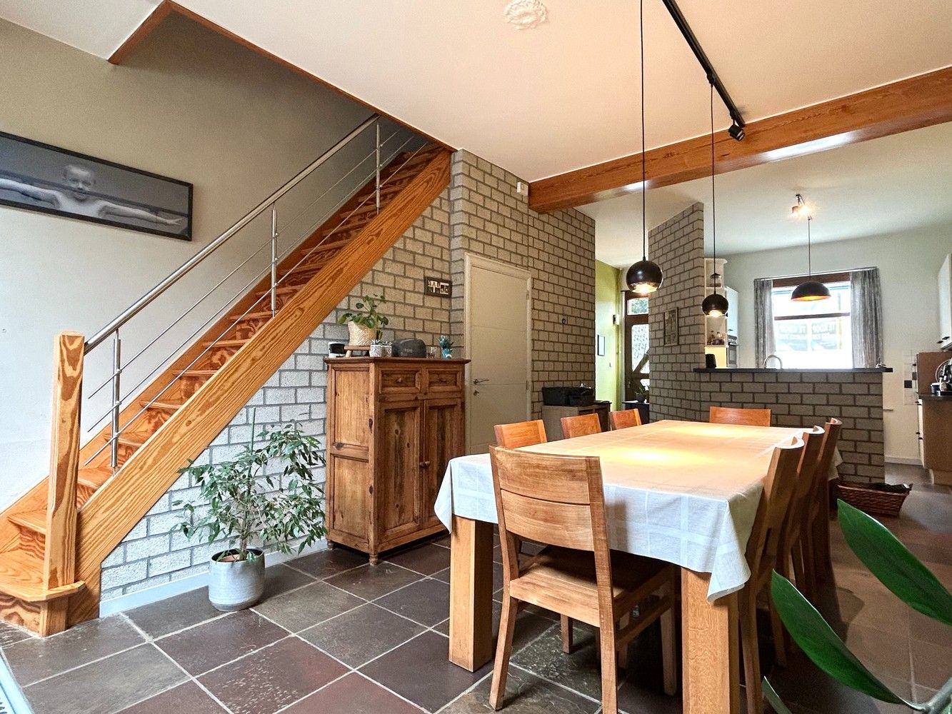 A must see - verrassend ruime woning met achteringang met privéparkeerplaatsen foto 3