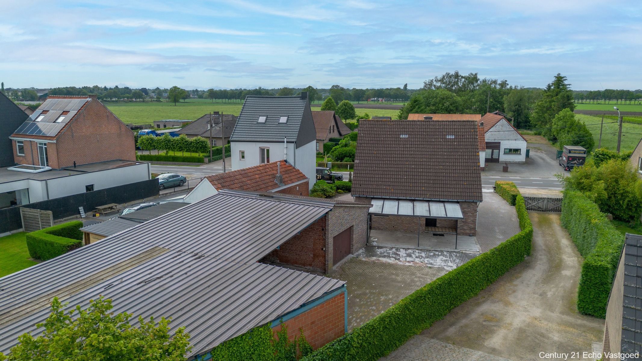 Karakterwoning met hal, garages, parking, tuin op ca 898m² foto 7