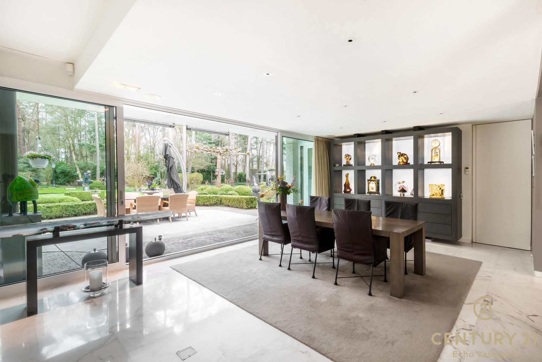 Exceptionele onderhouden villa op parkdomein van ca 11.600m² foto 12