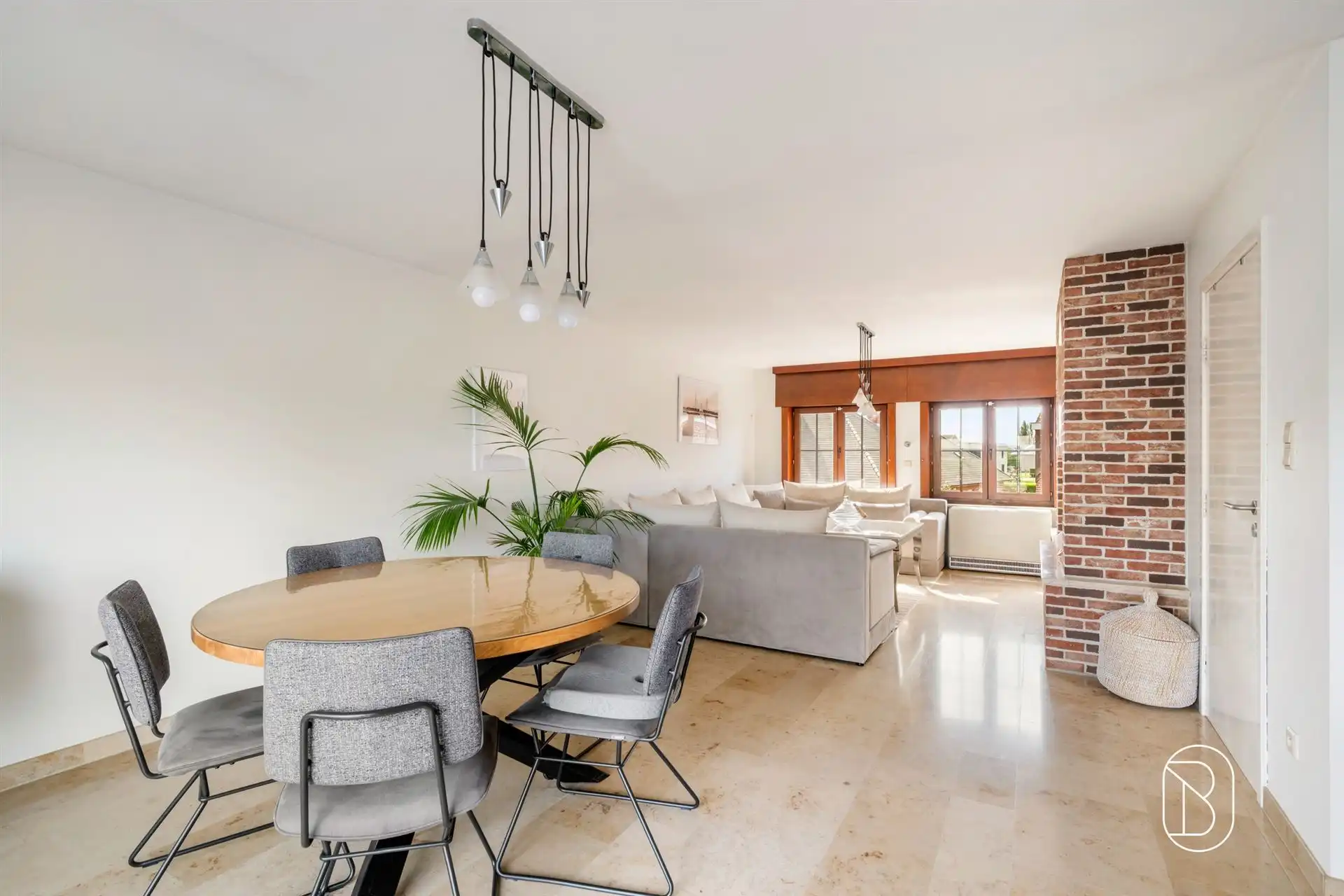 Ruime woning met atelier, bureau en maar liefst 3 garages foto 11
