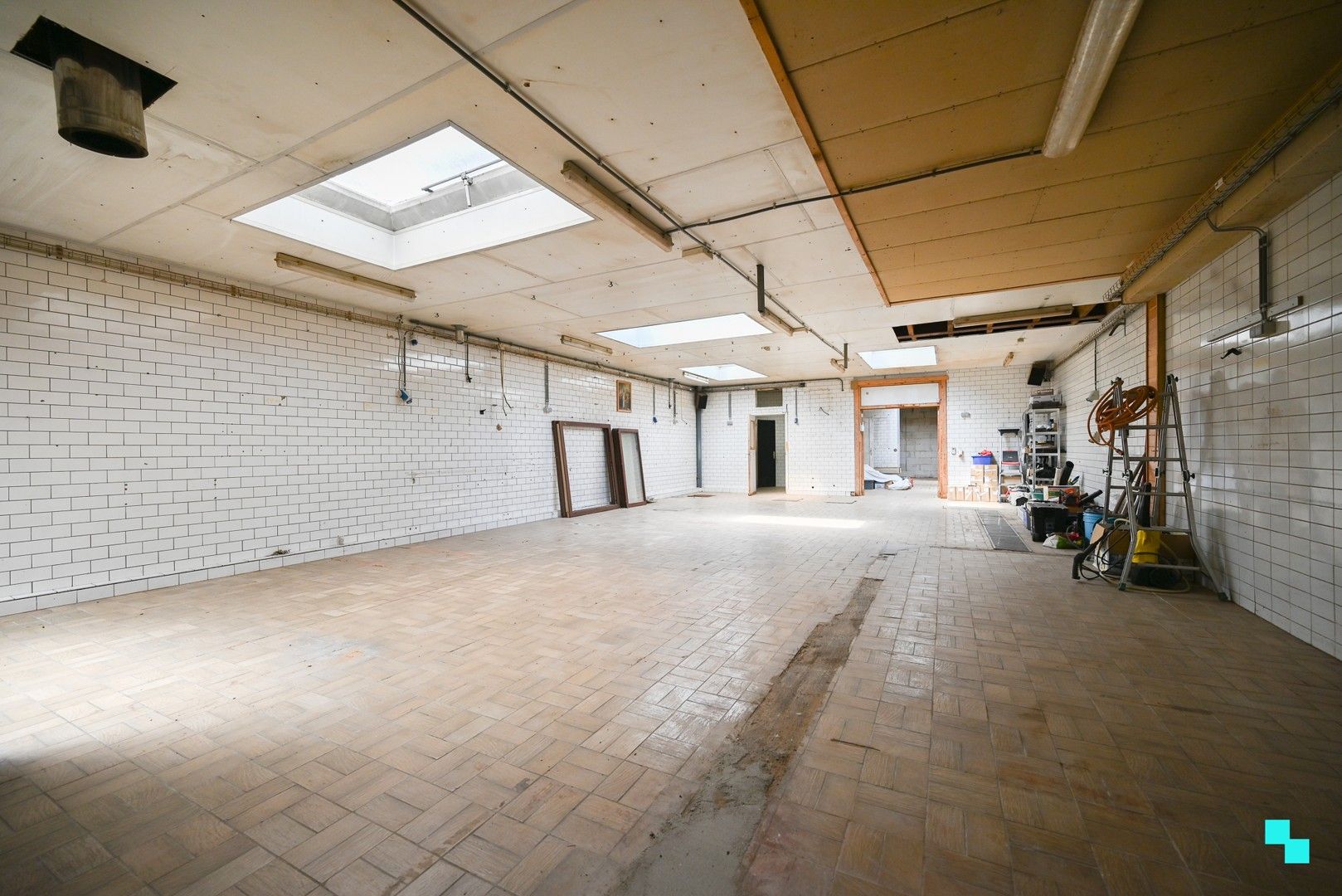 Bedrijfsgebouw met bovenliggend appartement te Sint-Eloois-Winkel foto 5