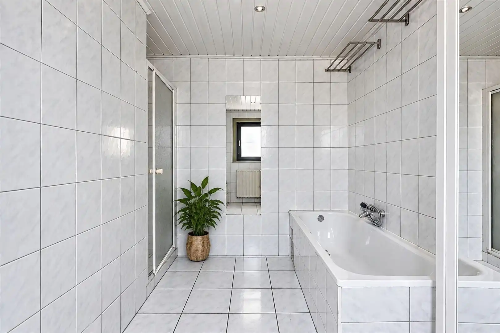 HOB met 3 slaapkamers, veel ruimte en licht, een dieplopende tuin en veel potentieel foto 16