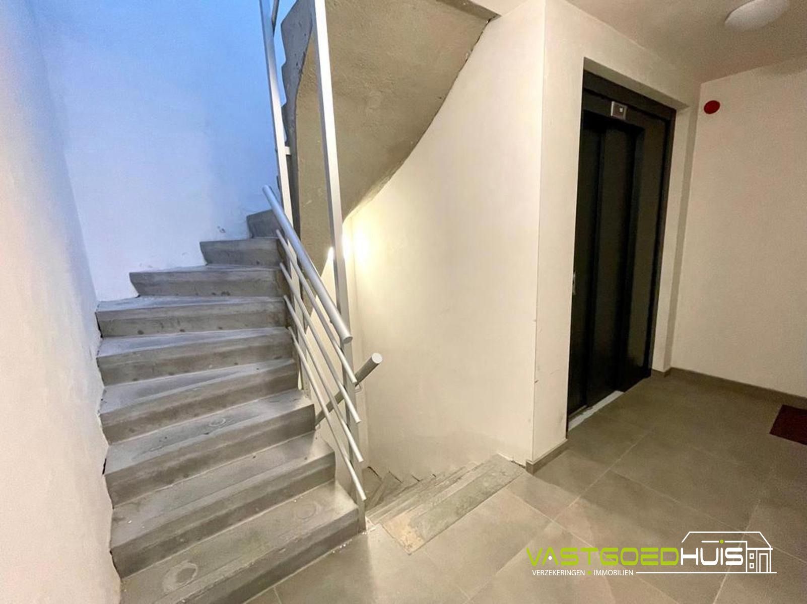 Appartement met 2 slaapkamers, terras en autostaanplaats! foto 22