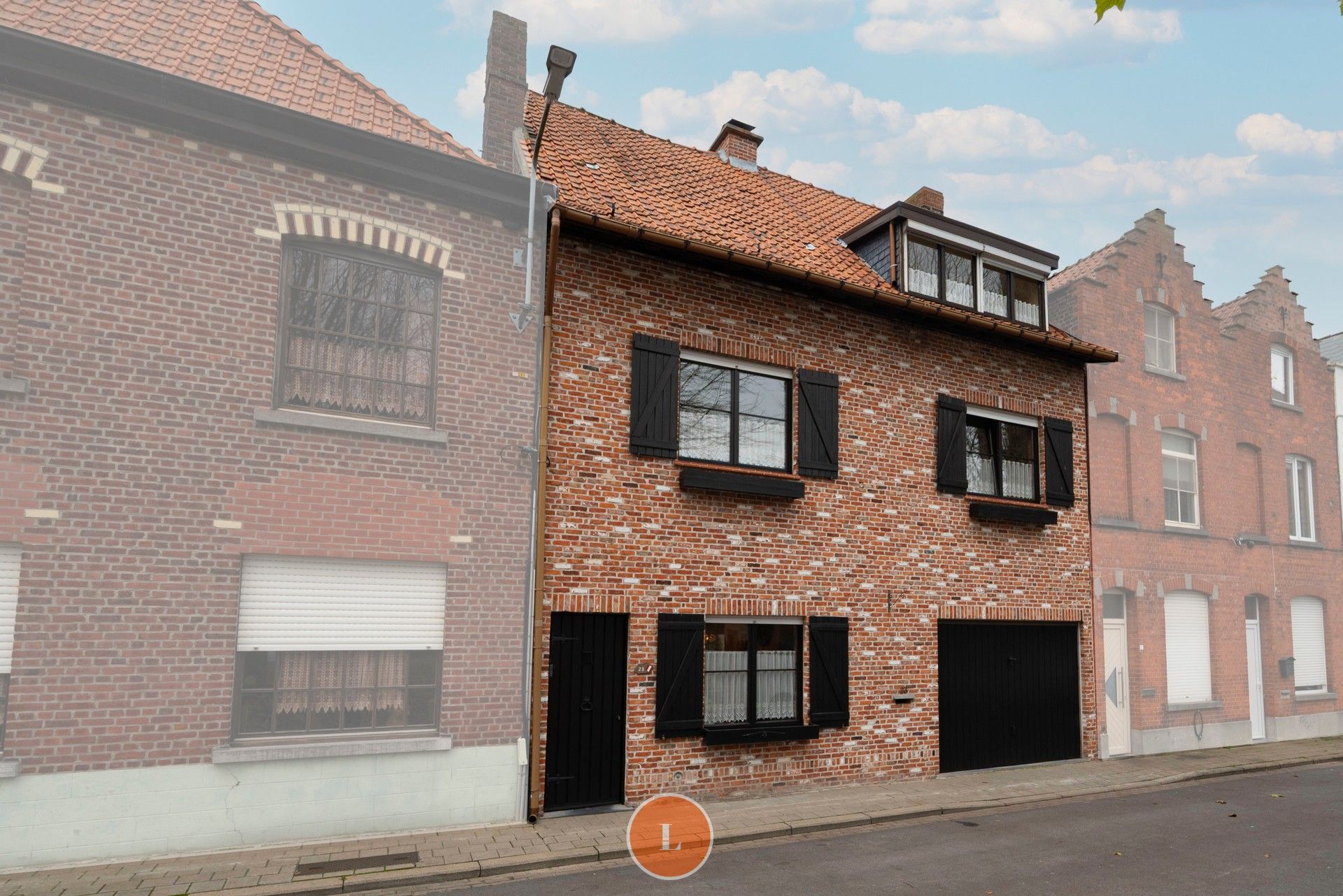Ruime woning met meer dan 4 slaapkamers en garage foto {{pictureIndex}}