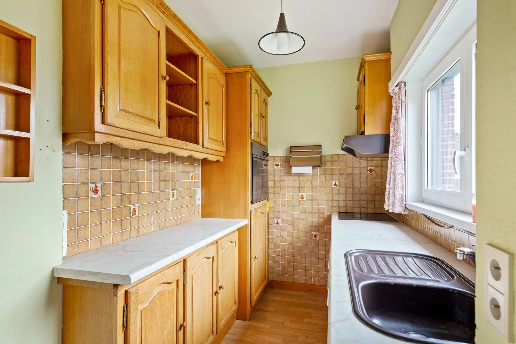 Halfopen woning met dubbele garage op mooie locatie foto 10