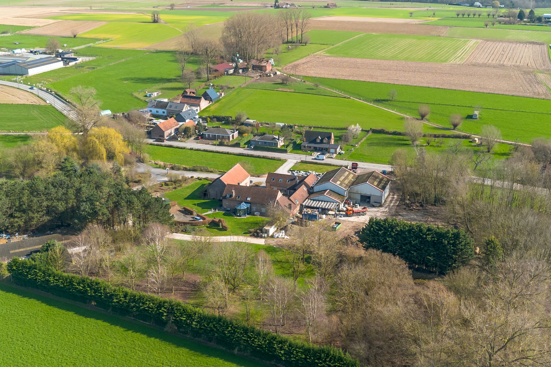 Unieke vierkantshoeve met woonhuis, kantoren en loodsen foto 28