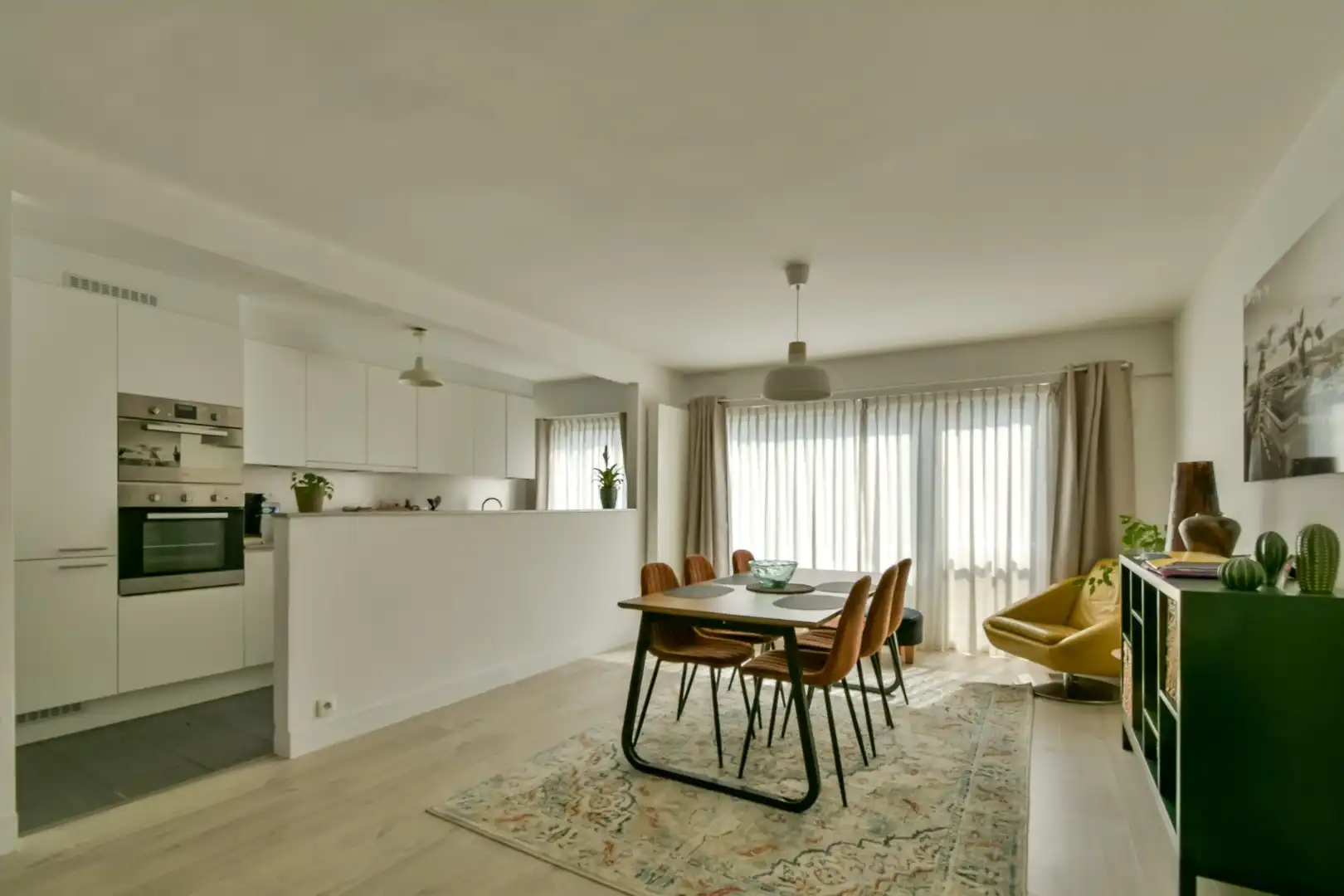 Instapklaar en lichtrijk appartement in centrum Torhout! foto 2