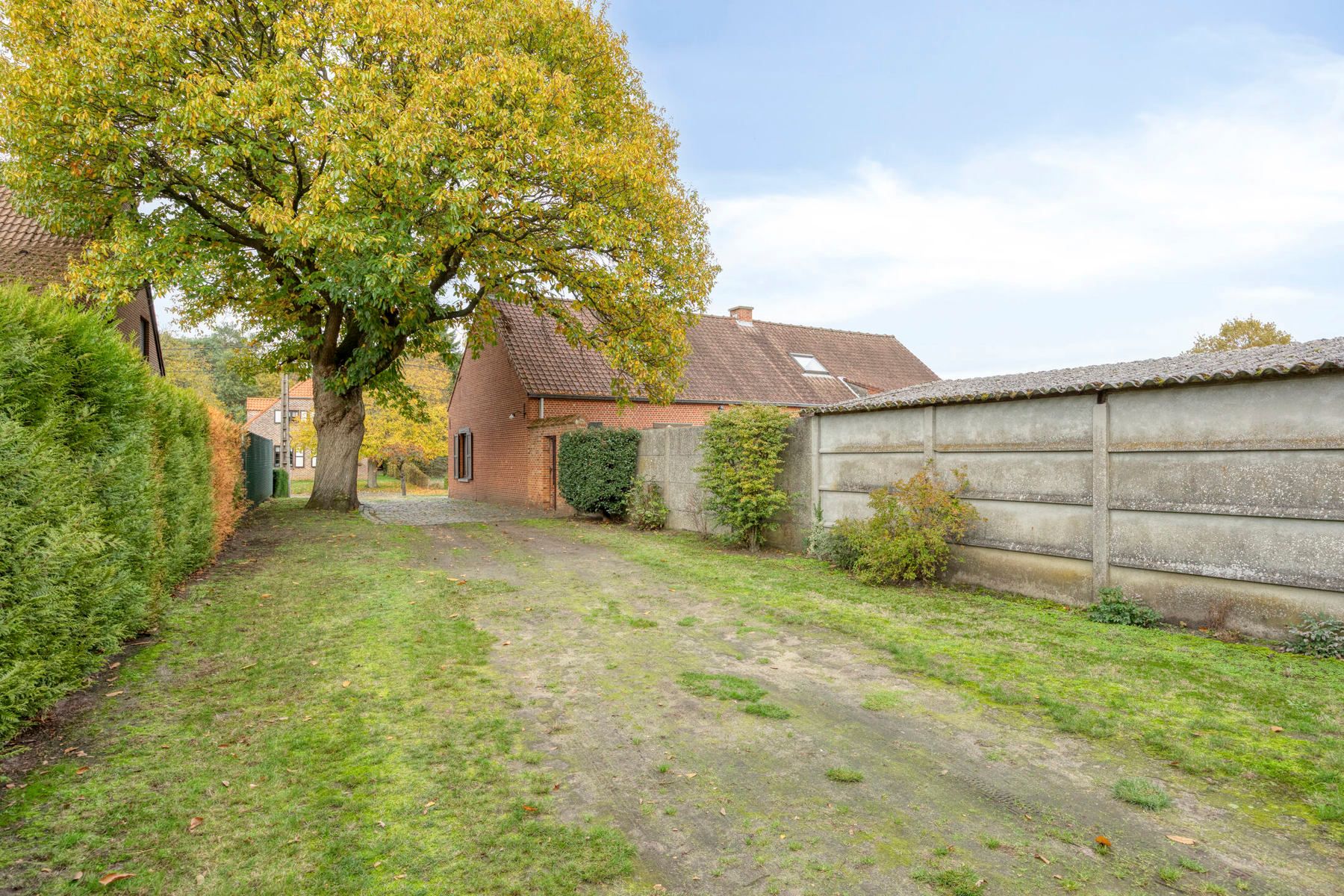 Karaktervolle te renoveren woning op perceel van 37a20ca! foto 30