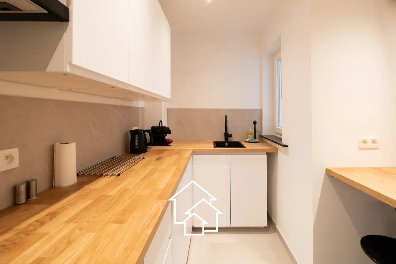 Gemeubileerd appartement met kleine binnenplaats in de wijk rond de vijvers van Ixelles. foto 20