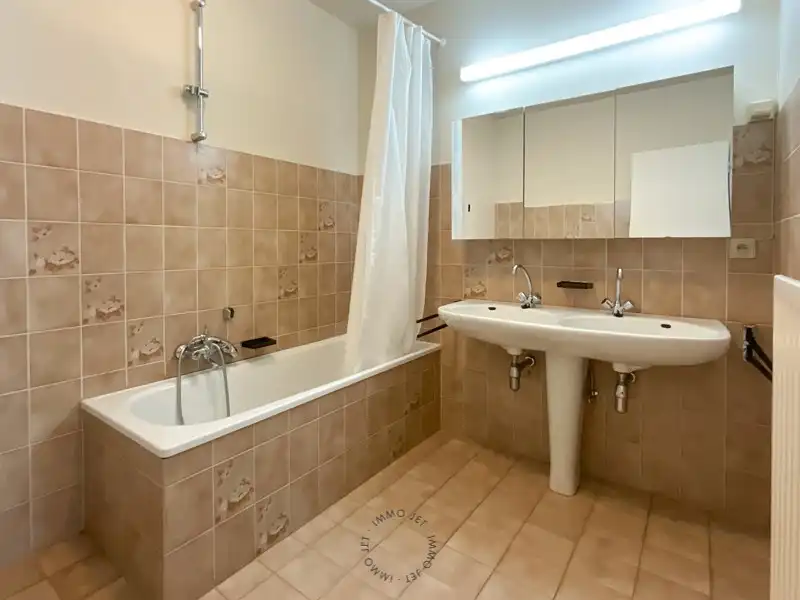 Instapklaar appartement met twee slaapkamers, terras en autostaanplaats in hartje Beveren foto 7