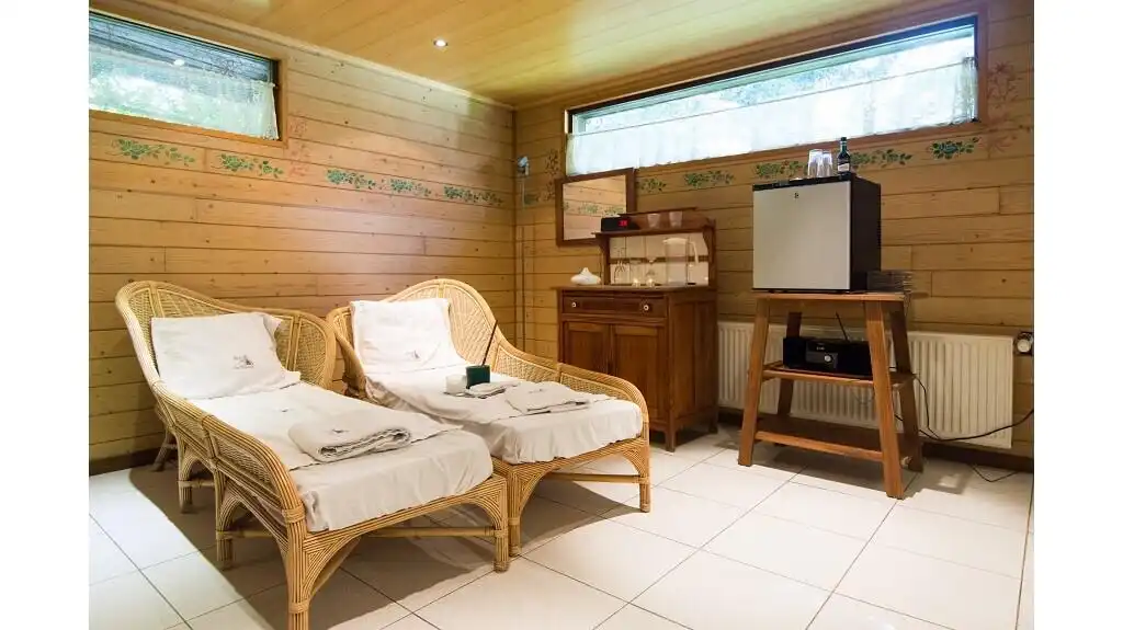 Charmehotel met 10 kamers te koop in Oudenburg foto 14