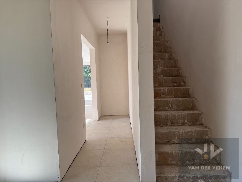 Ruime en volledig afgewerkte half open BEN-woning met 3 slaapkamers te bewonderen in het gezellige Kermt foto 8