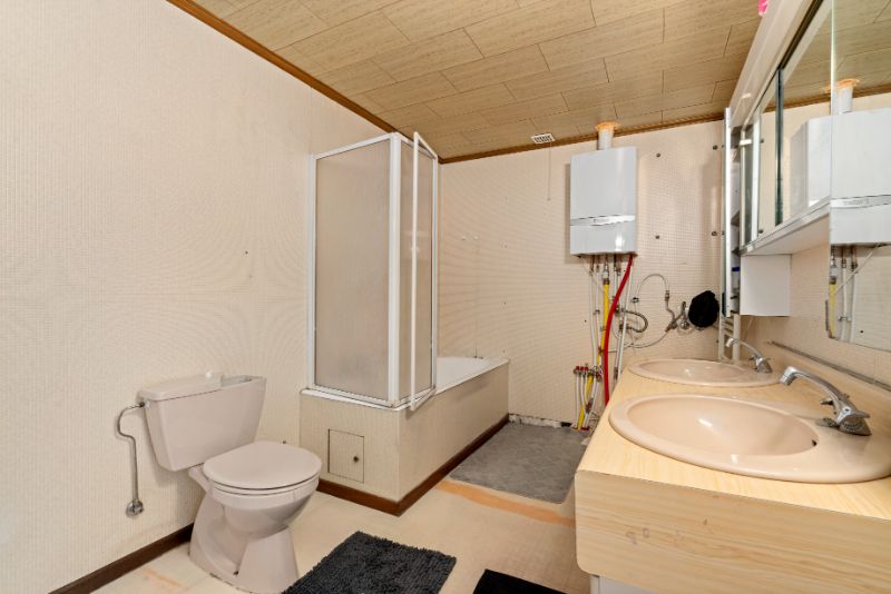 Ruime woning met handelsruimte/bureel vooraan foto 10