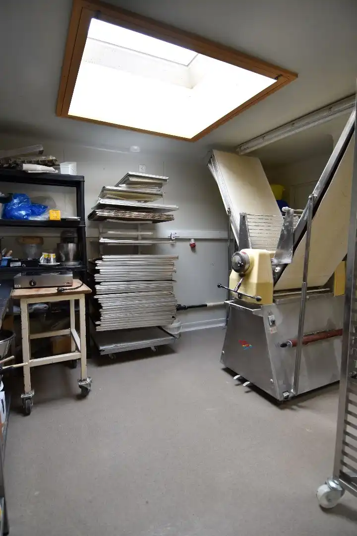 Succesvolle bakkerij met bovenliggende woonst te koop in Heule foto 11