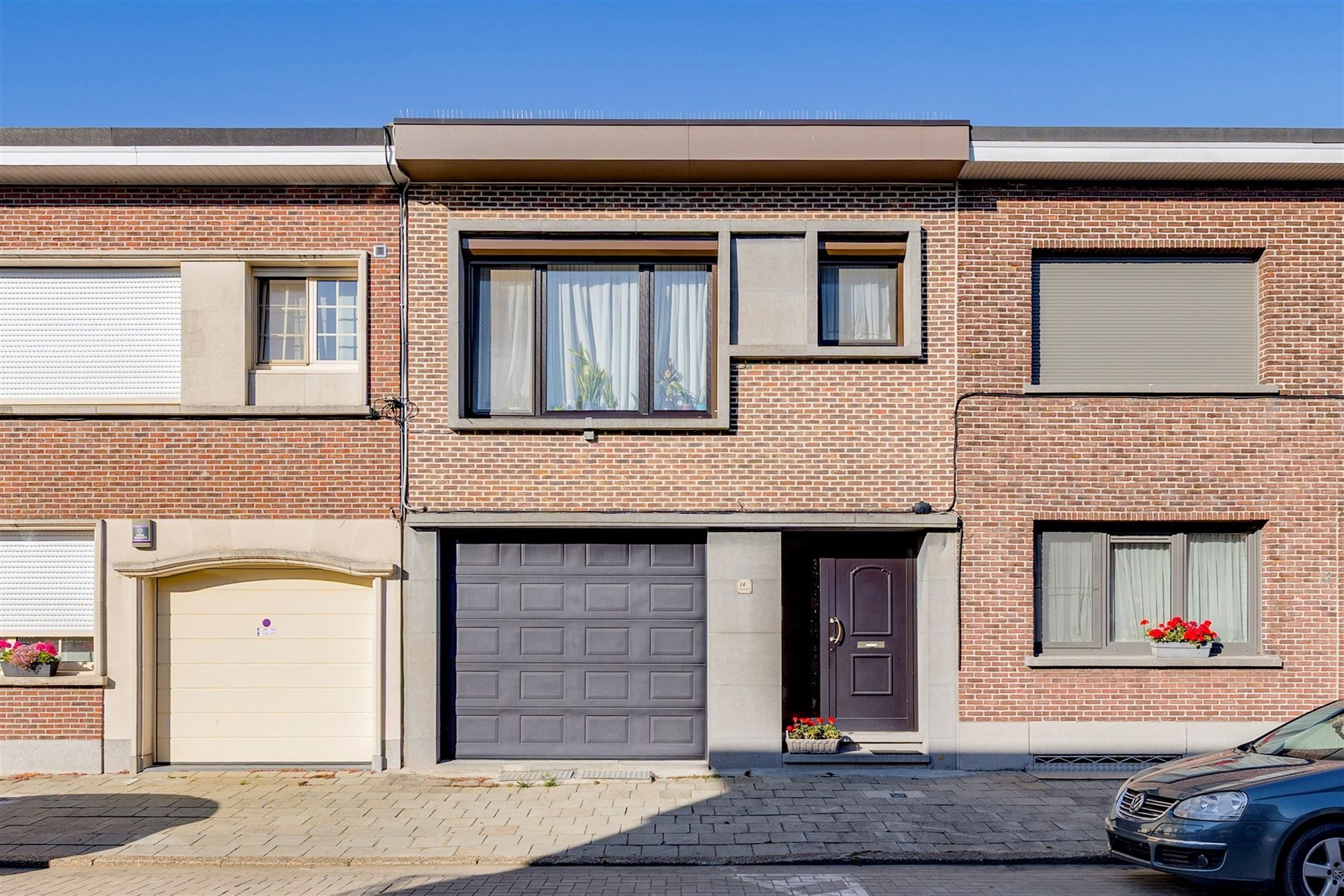 Mooi ingerichte woning met 4 slk, 2 badk en ruime stadstuin in Merksem foto {{pictureIndex}}