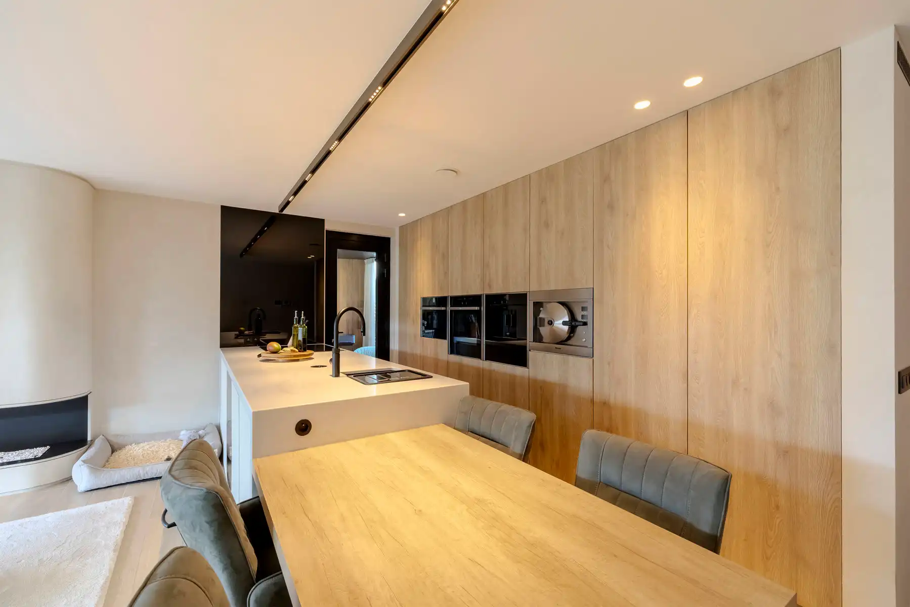 Instapklaar gelijkvloers appartement met carport, berging, luxe afwerking en aangelegde tuin foto 8