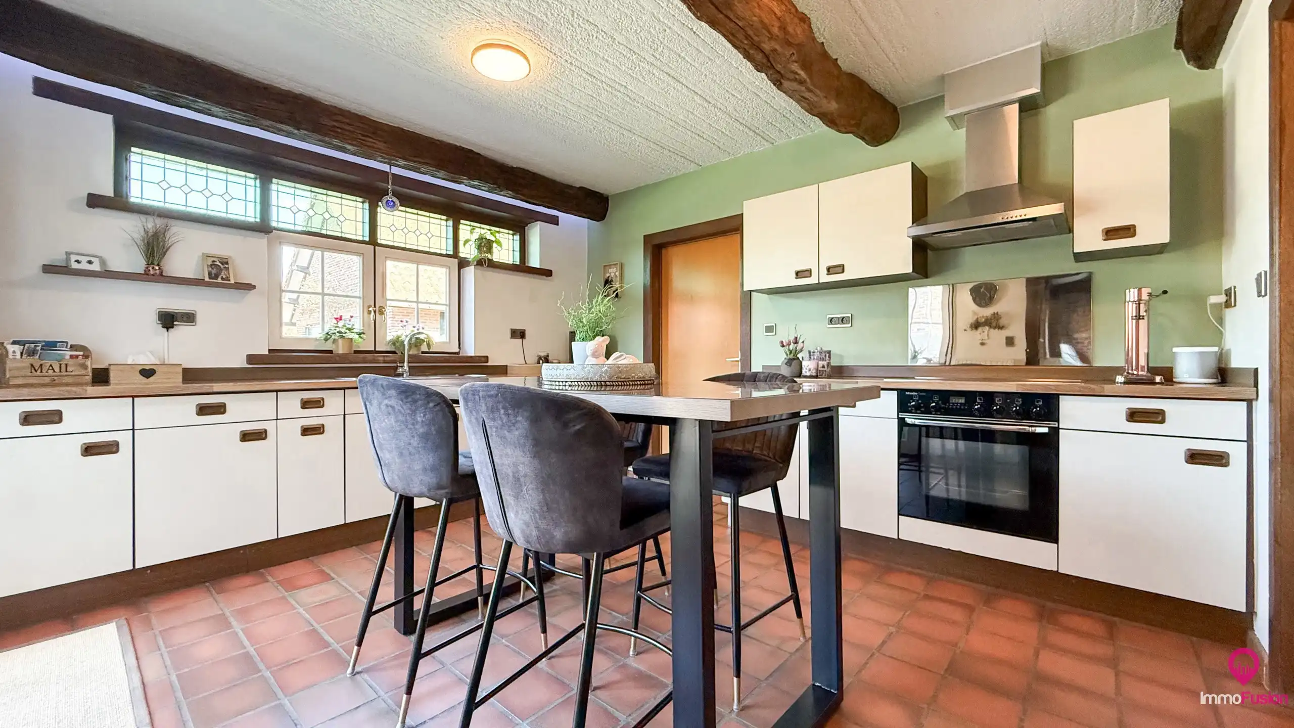 Instapklare gezinswoning met 5slpks, dubbele garage en tuin! foto 10