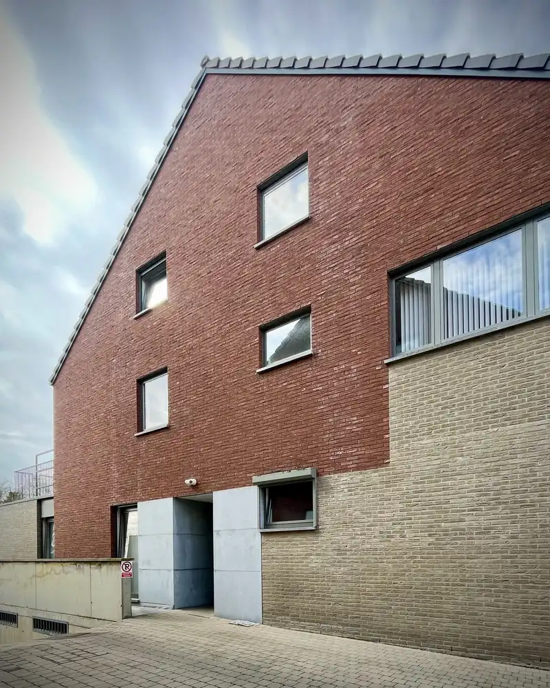 Prachtig en ruim gelijkvloers appartement met 2 slaapkamers, privé-tuin en autostaanplaats dicht bij het centrum van Maasmechelen. foto 2