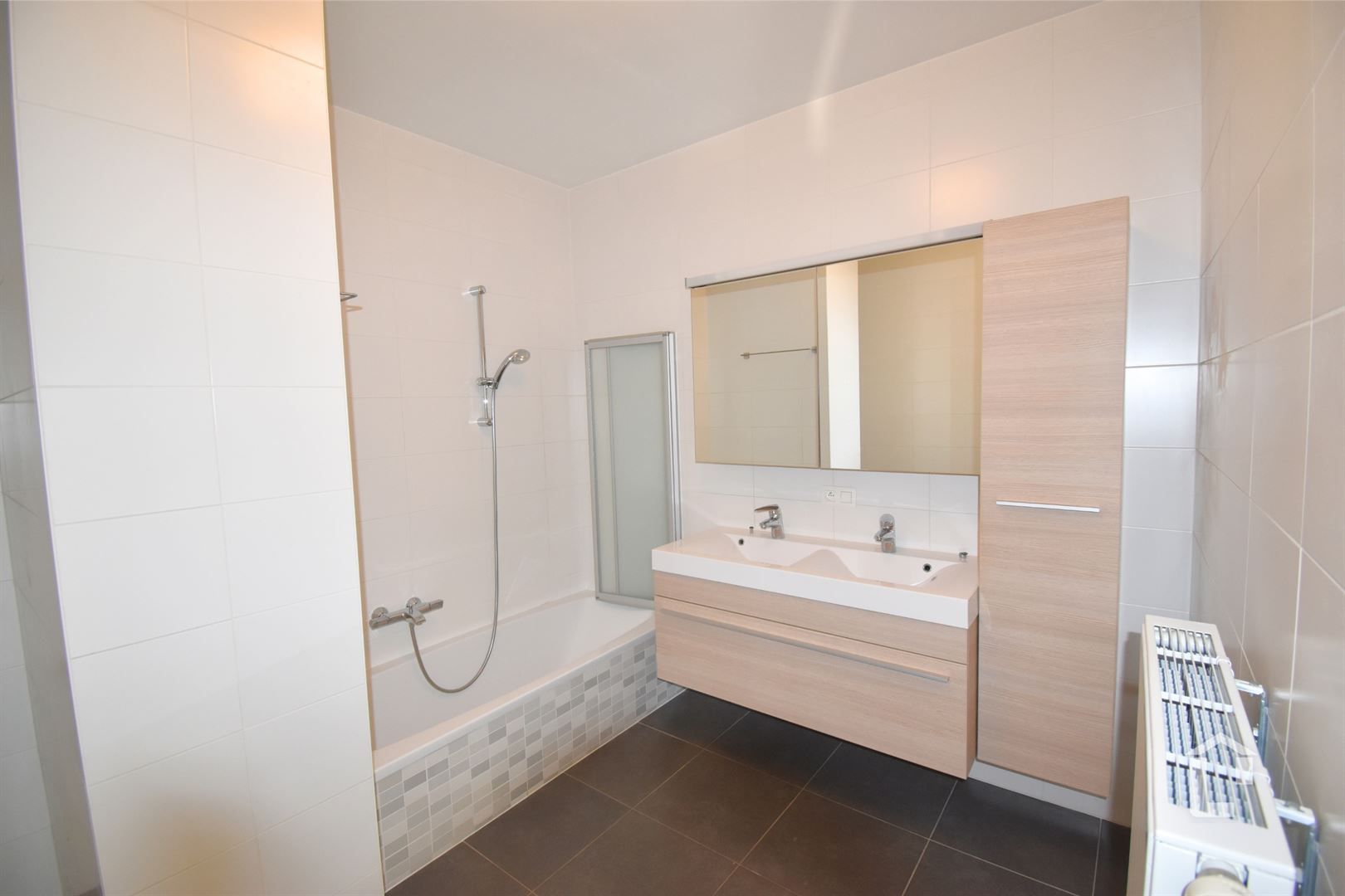 Ruim, recent gelijkvloers appartement in centrum Sint-Denijs-Westerm foto 9