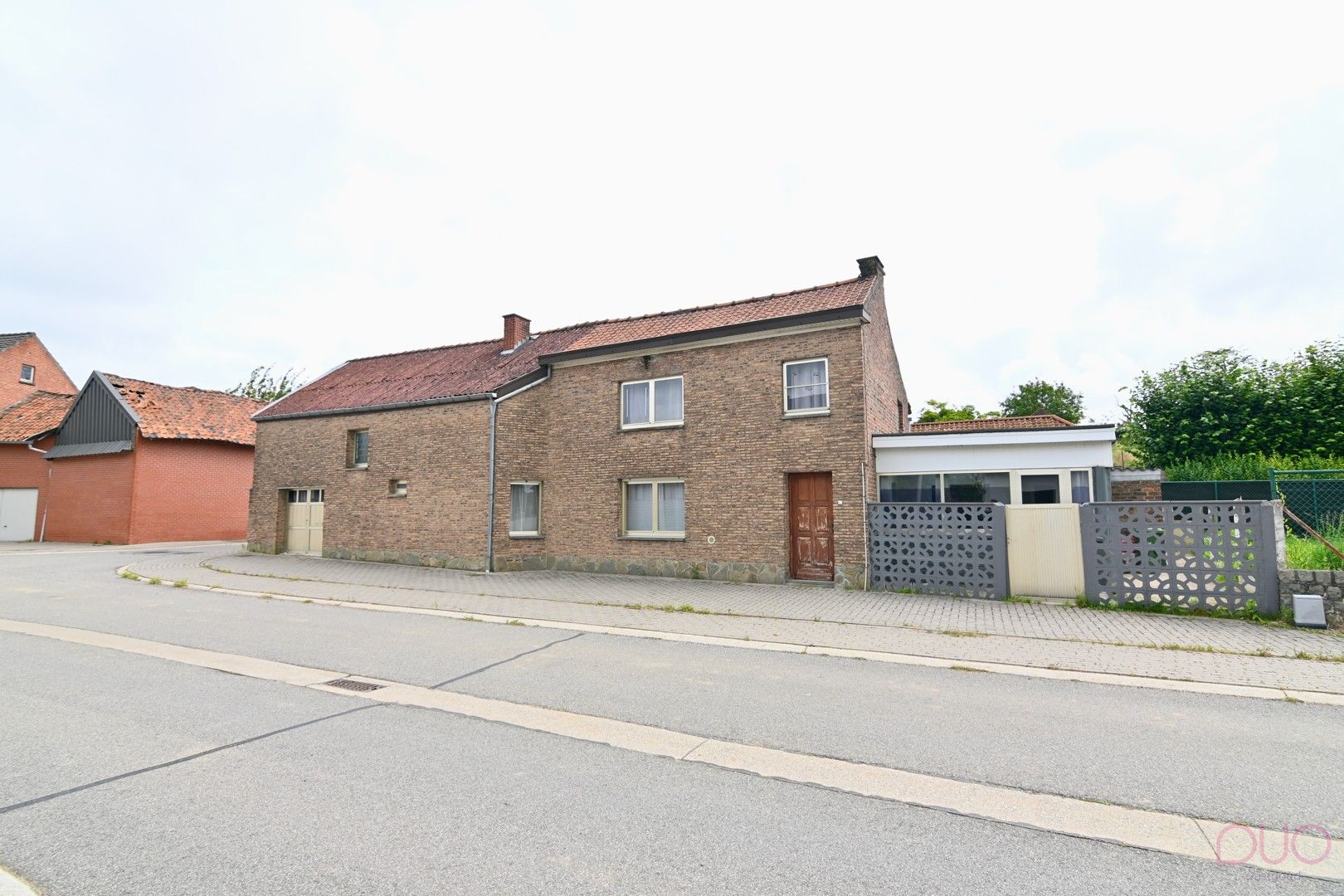 Hoevewoning met 3 slaapkamers en 2 garages, met zuidoost gerichte tuin foto 3