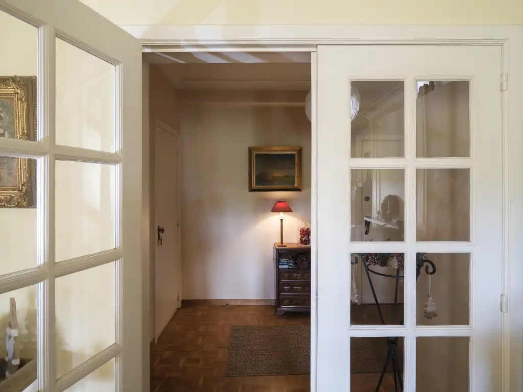 Ruim en stijlvol duplexappartement (bew. opp. ±154 m²) met 3 slaapkamers, gelegen in de standingvolle residentie ‘Versailles’, op slechts 10 minuten van het centrum van Gent. foto 2