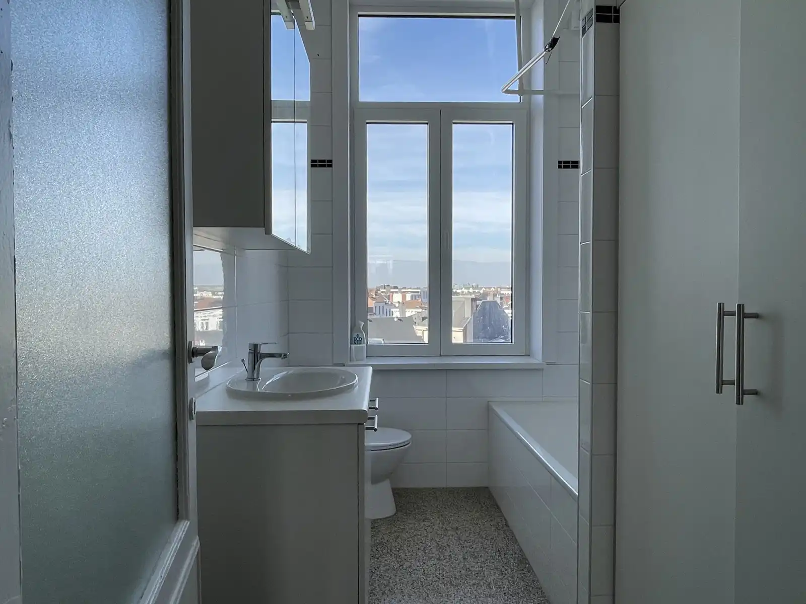 Ruim en licht appartement op het hippe Zuid foto 6