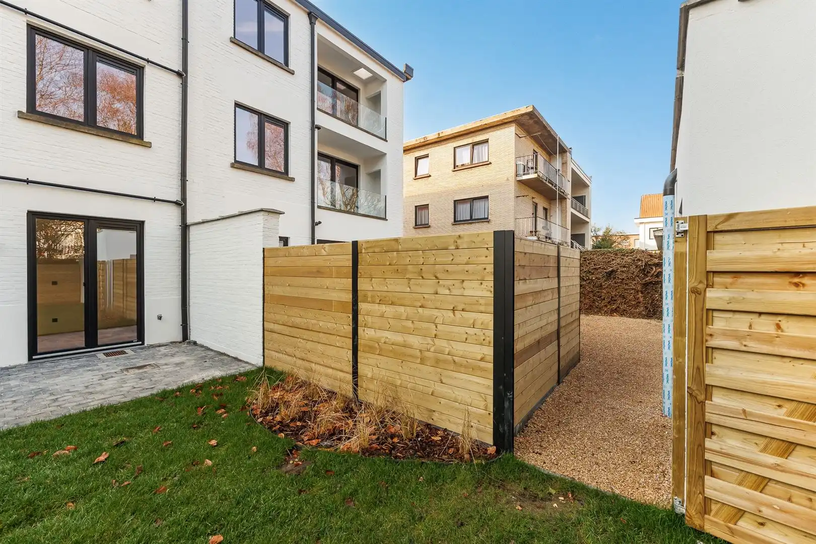 Gerenoveerd appartement met tuin en fietsenberging foto 18