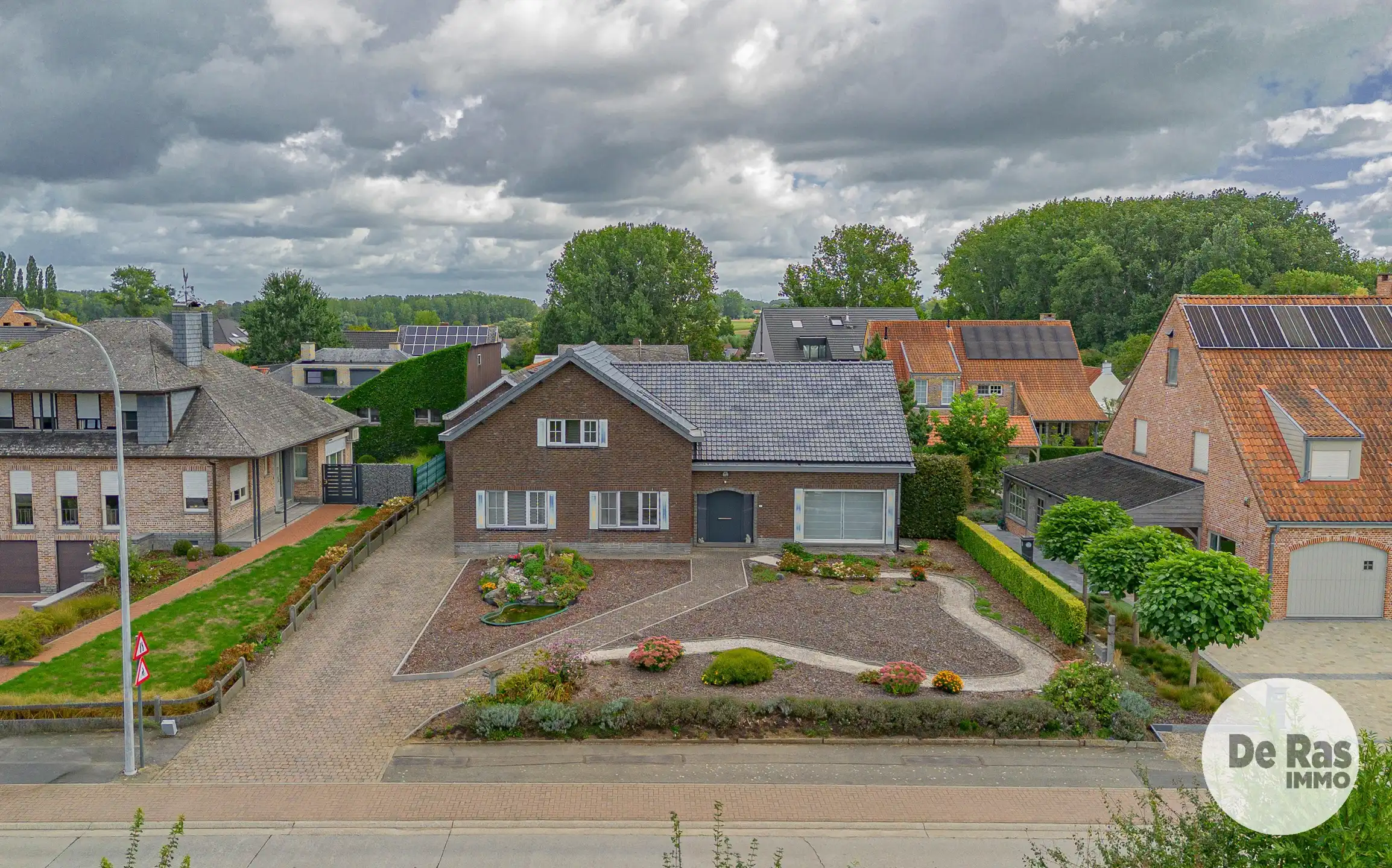 HERZELE - Ruime villa met magazijn op 16a18ca&nbsp; foto {{pictureIndex}}