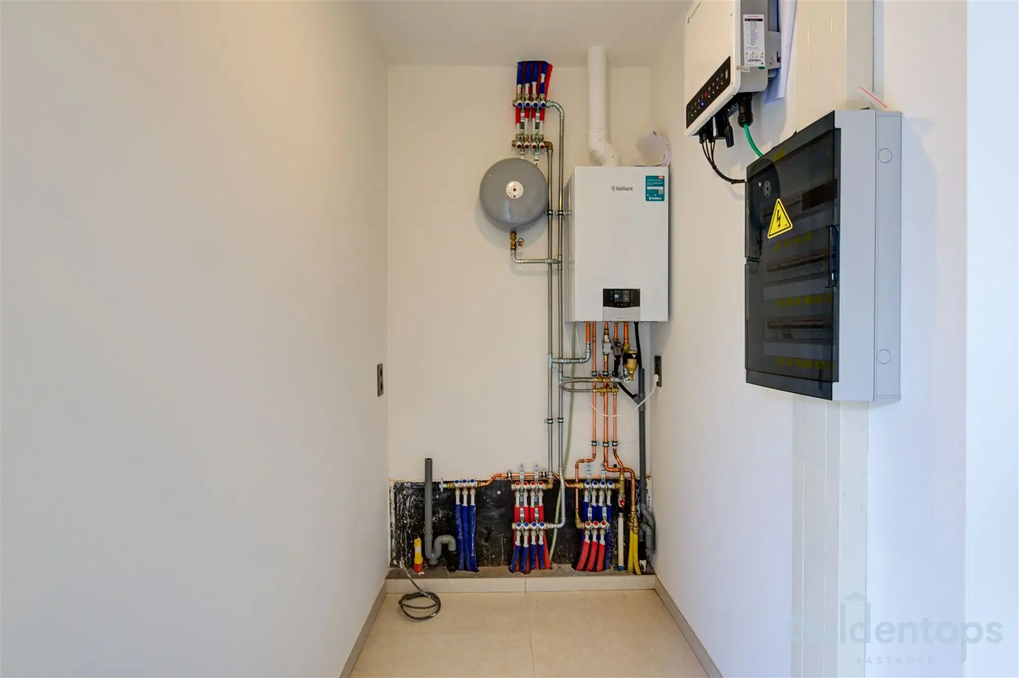 knappe, vernieuwde gezinswoning met tuin in hartje Berchem foto 28