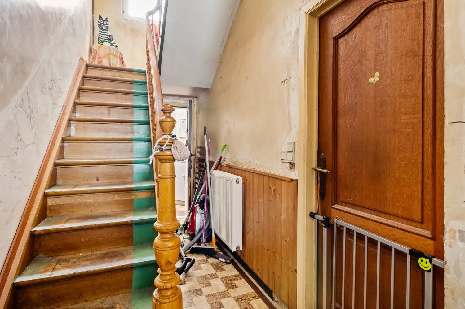 Deels te renoveren rijwoning met 3 slaapkamers, tuin en veel potentieel in Merksem! foto 3