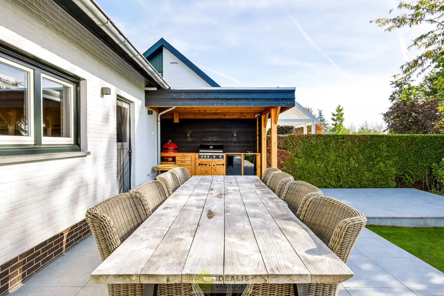 IDEALIS VASTGOED – EEN HUIS OM VERLIEFD OP TE WORDEN! DEZE PRACHTIGE INSTAPKLARE (LEVENSBESTENDIGE) VILLA MET EEN HEERLIJKE LICHTRIJKE LEEFRUIMTE VOORZIEN VAN EEN OPEN KEUKEN, 5 SLAAPKAMERS, 2 BADKAMERS, EEN PERFECT AANGELEGDE TUIN IN ALLE PRIVACY, UITGERUST MET EEN GOED VOORZIENE BUITENKEUKEN EN BIJGEBOUWEN INGERICHT VOOR WELLNESS (HOT TUB) EN BERGRUIMTE! EEN MUST VISIT VOOR ZIJ OP ZOEK NAAR MOOIE HUIZEN! foto 46