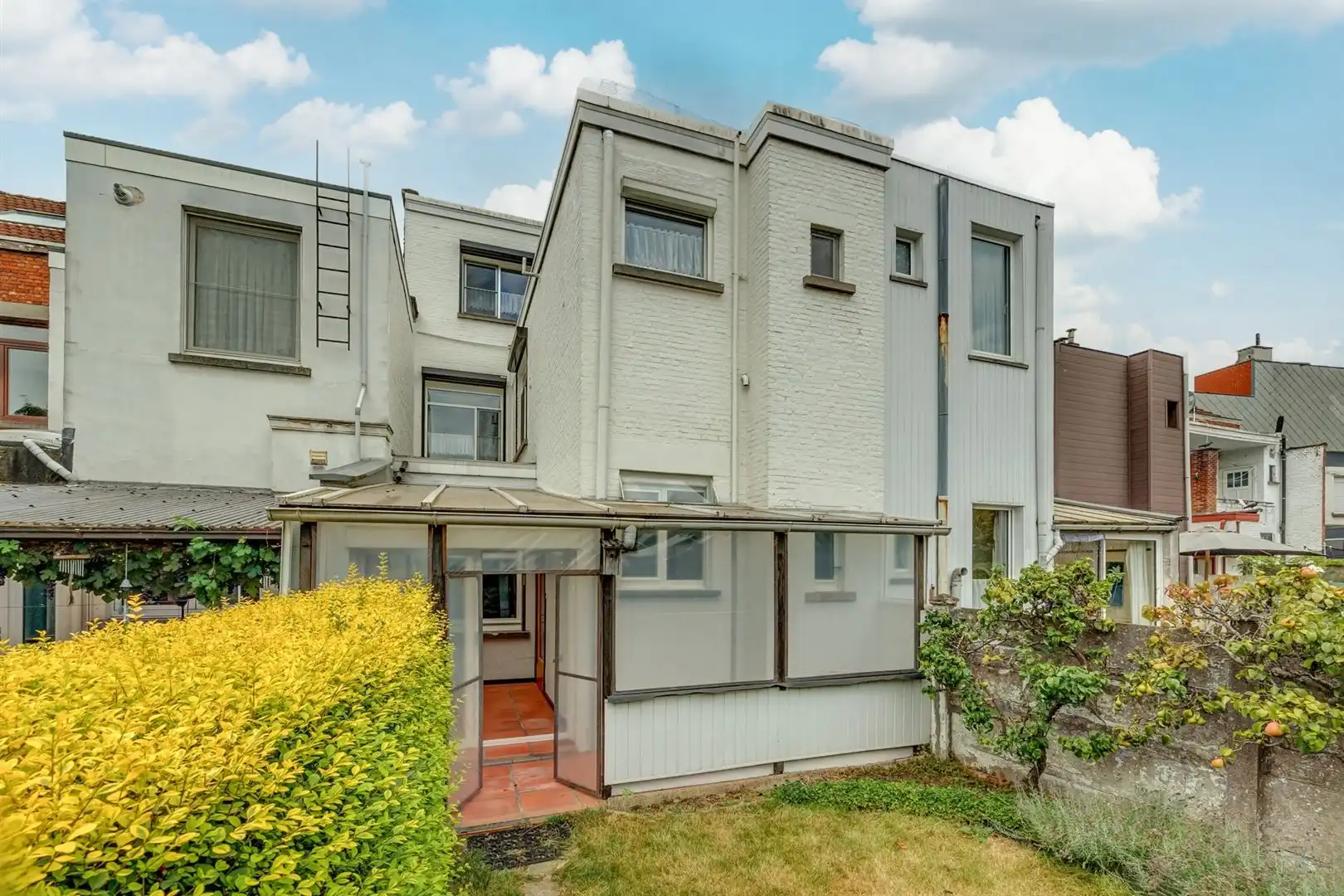 Royale 3-slaapkamerwoning met garage, werkplaats en tuin foto 9