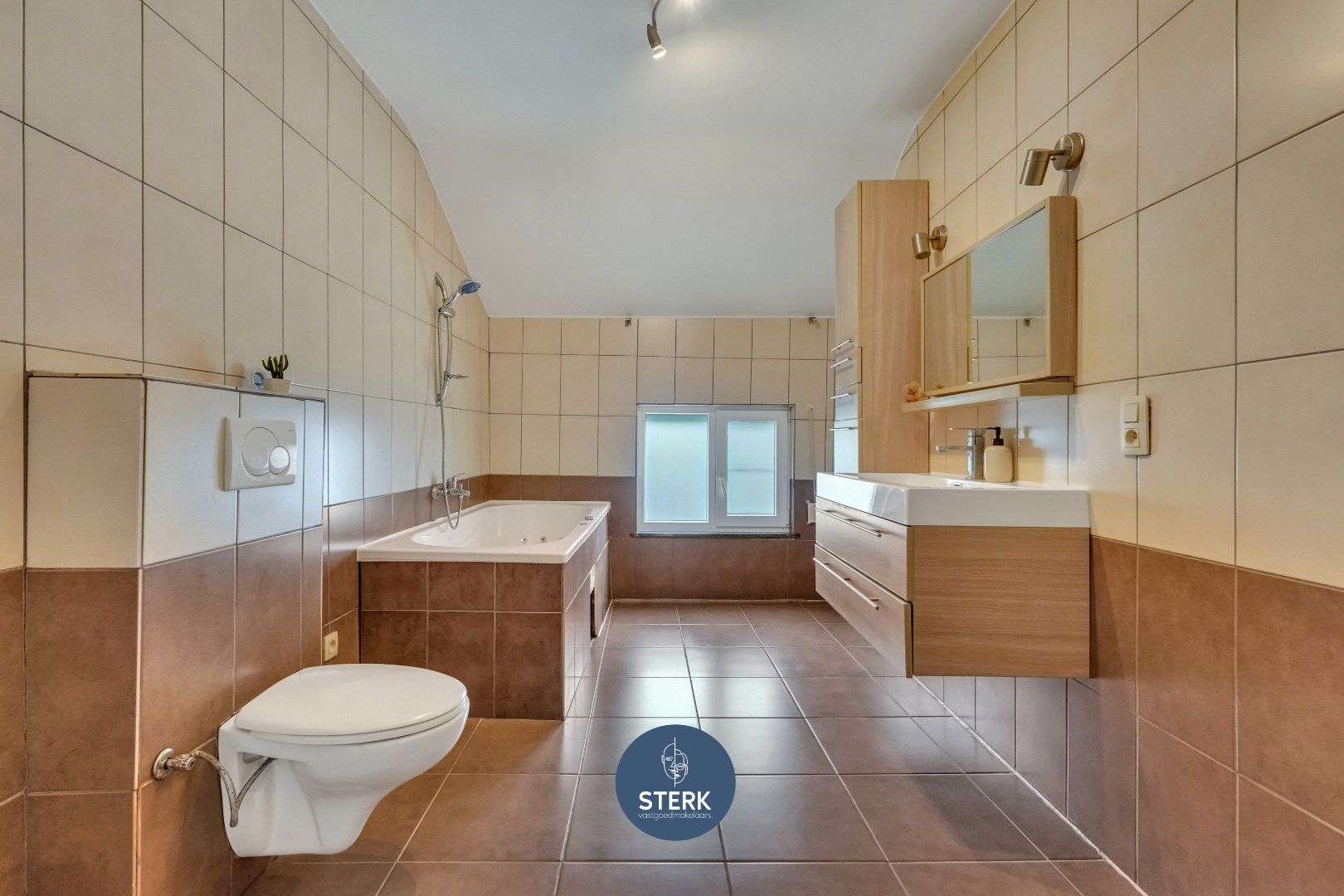 INSTAPKLARE GEZINSWONING MET 4 TOT 5 SLPKS NABIJ CENTRUM MAASMECHELEN !  foto 15