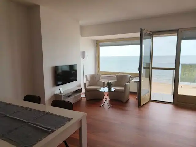 Ongemeubelde studio op zeedijk  met frontaal zeezicht foto 5