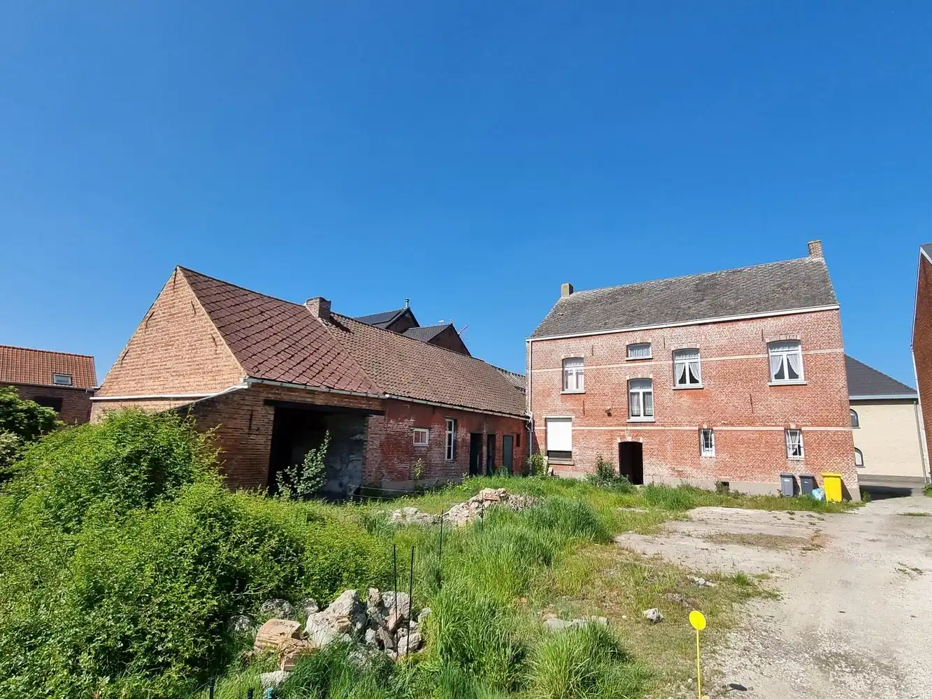 VERGUND PROJECT:  4  woningen met achterliggende staanplaatsen foto 2