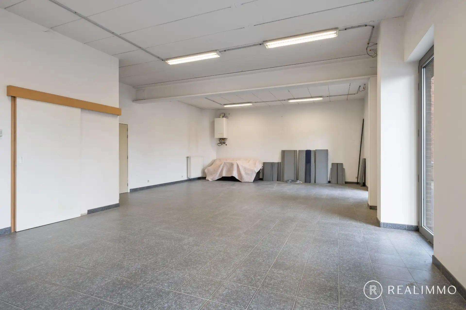 Handelsruimte, kantoorruimte of polyvalente ruimte op A-locatie in Waregem foto 4