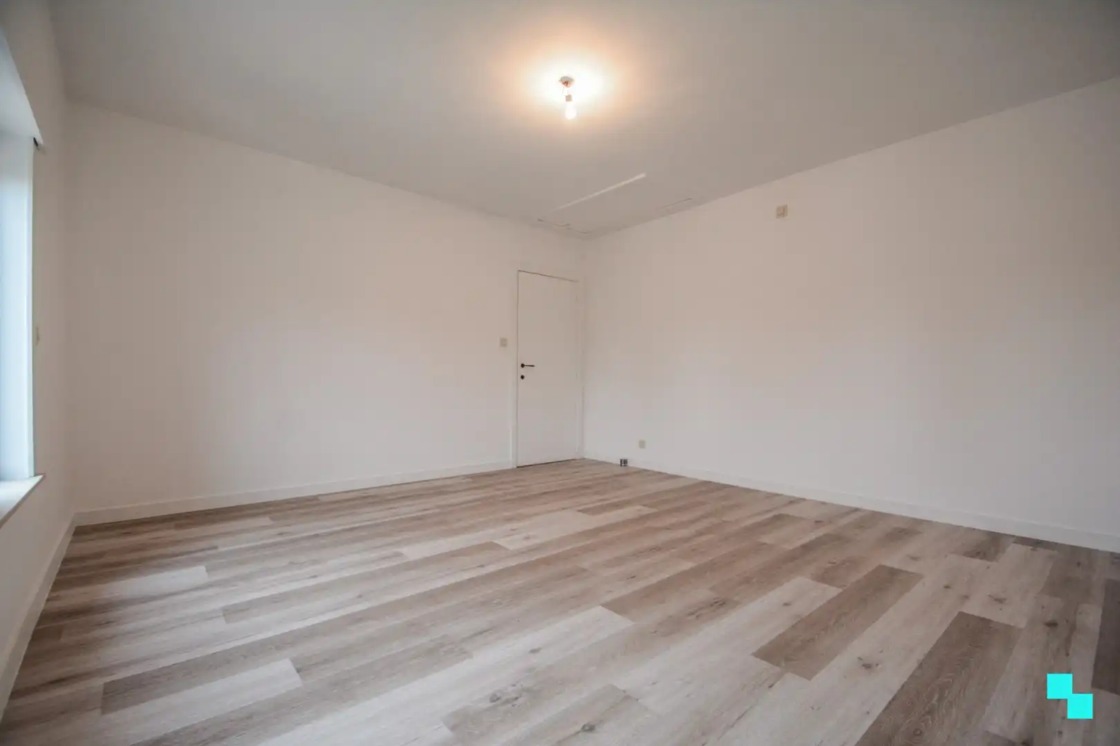 Gerenoveerde woning met twee slaapkamers en ruime garage foto 19