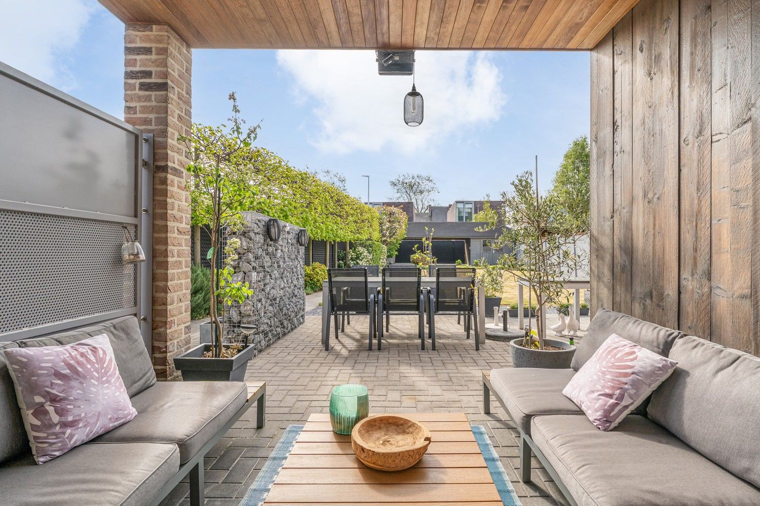 Ruime en comfortabele gezinswoning met 3 slaapkamers op perceel van meer dan 5a in het centrum van Bree foto {{pictureIndex}}