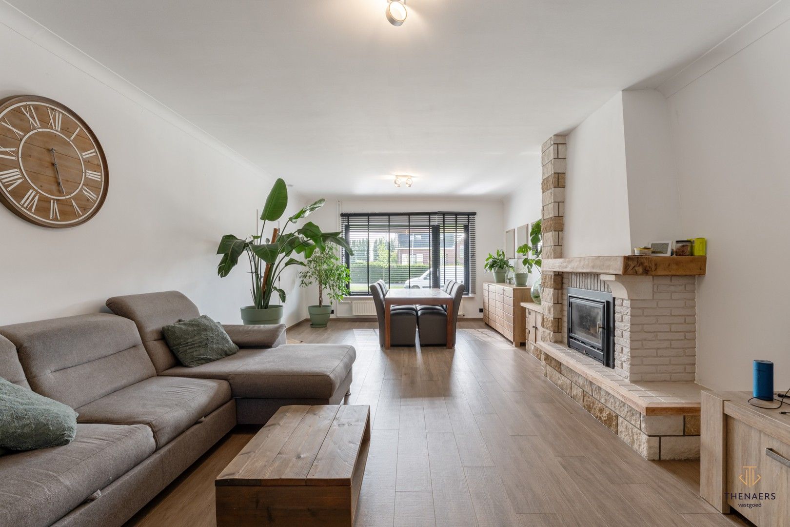 INSTAPKLARE WONING MET 3 SLAAPKAMERS, TUIN EN CARPORT. foto 3