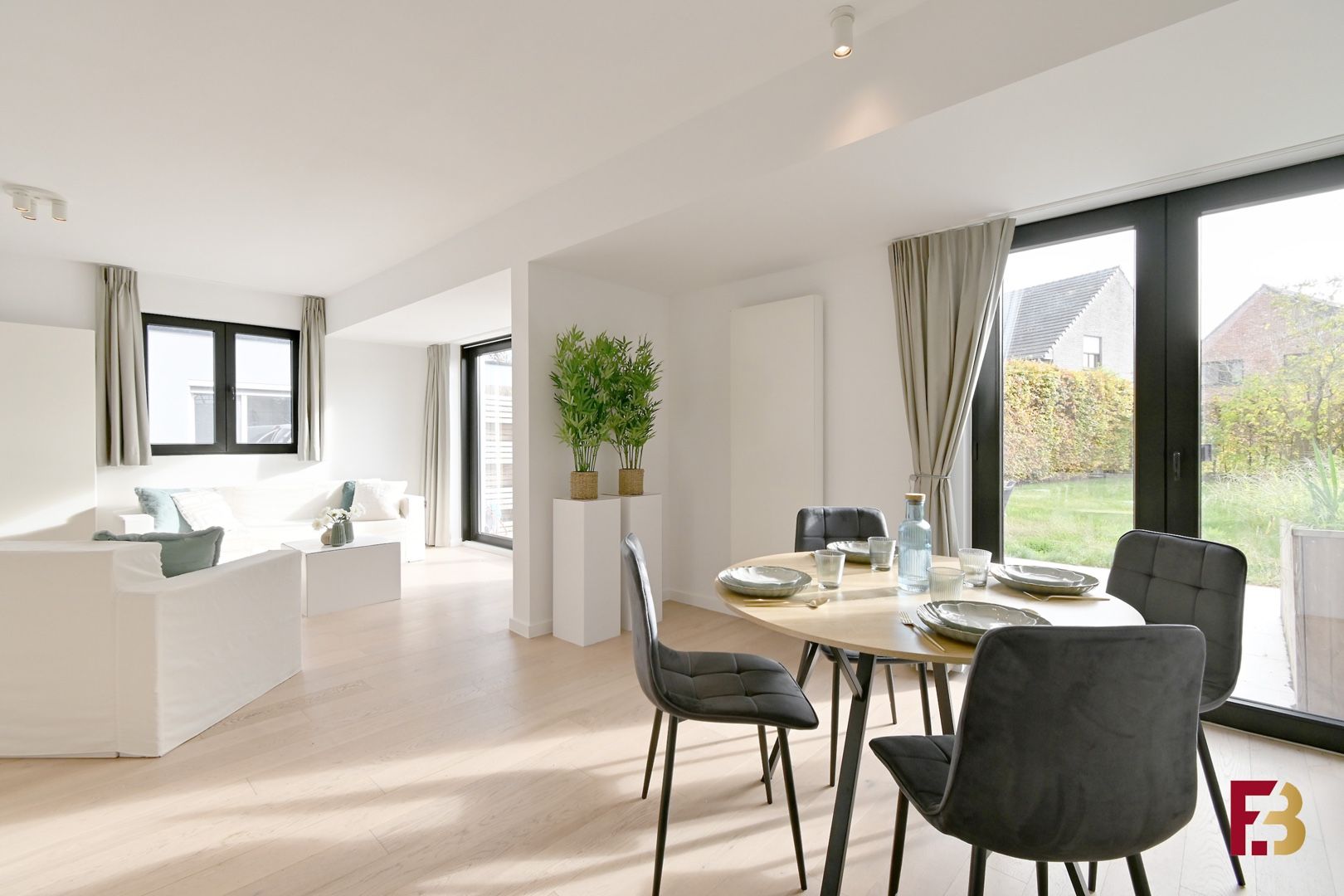 Gelijkvloersappartement met tuin en twee garages in hartje Zwijnaarde foto 4