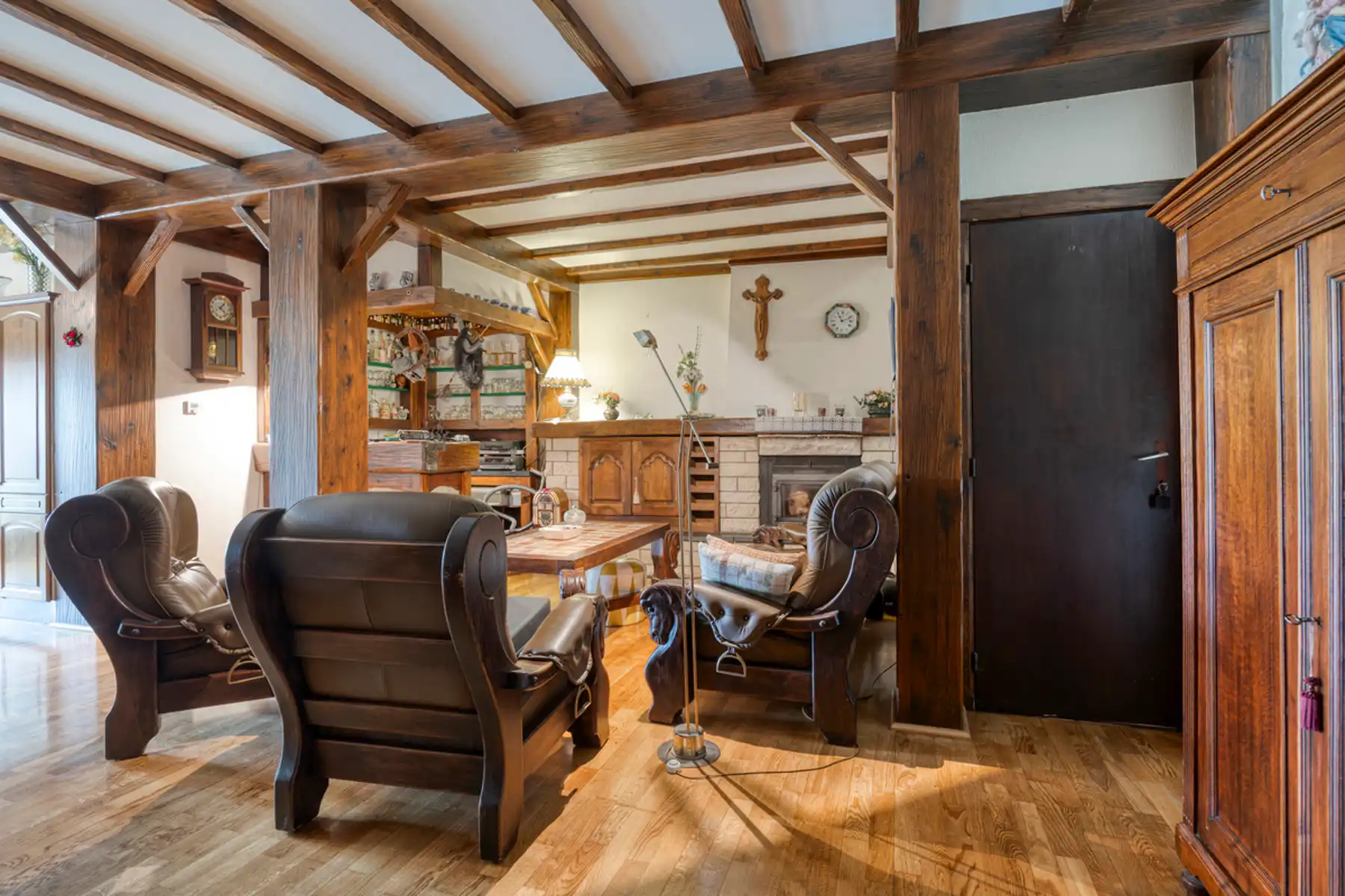 Appartementsgebouw met 5 app en achterliggende garages foto 2