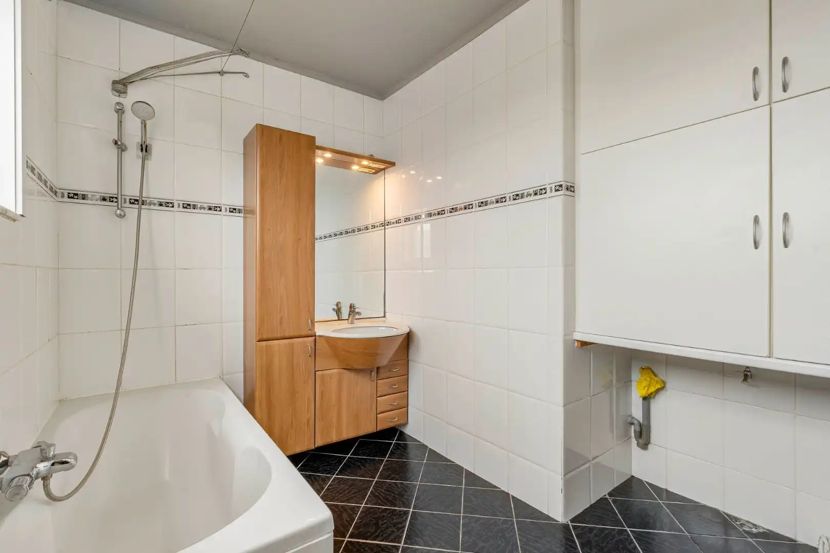 Comfortabel, zeer ruim appartement met 4 slaapkamers, terras en garage in het centrum van Neeroeteren!  foto 20