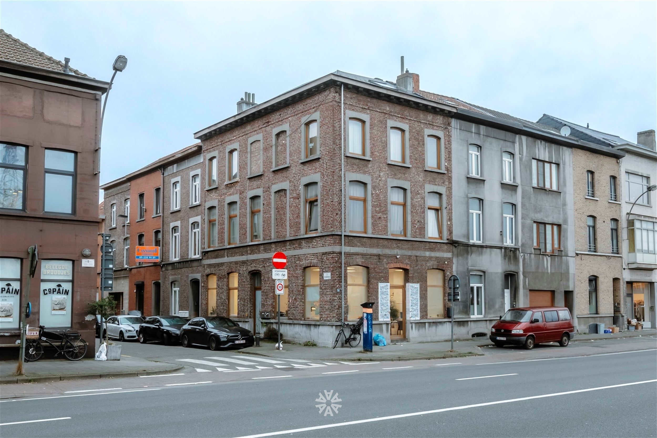 Opbrengsteigendom  met handelsgelijkvloers en 2 appartementen nabij Gent Dampoort foto 1