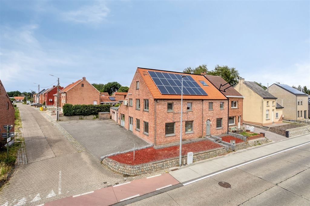 Handelswoning op een zeer gunstige locatie te Hulshout foto {{pictureIndex}}