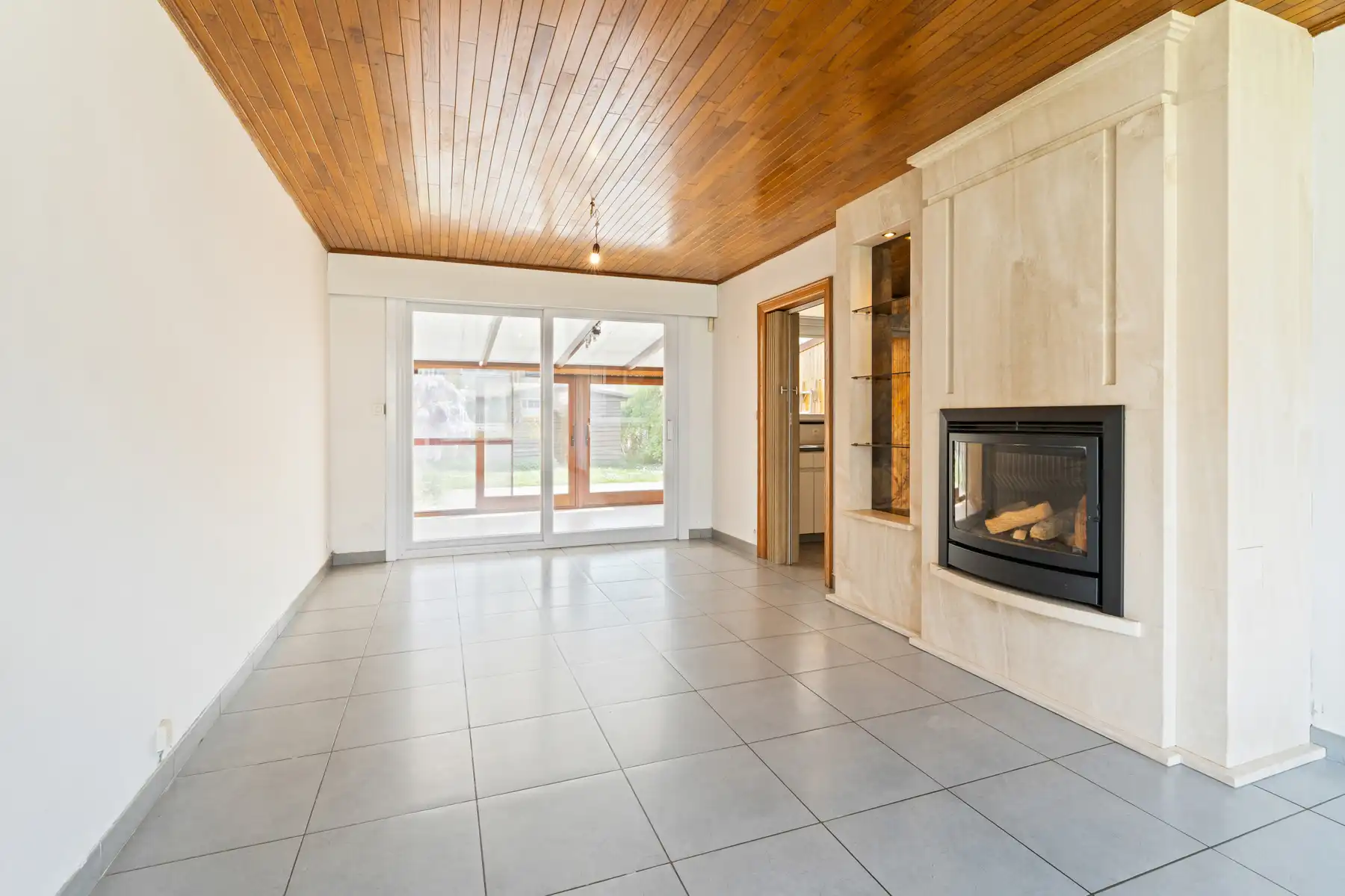 Lichtrijke woning met 4 slaapkamers, garage en verzorgde tuin. foto 9