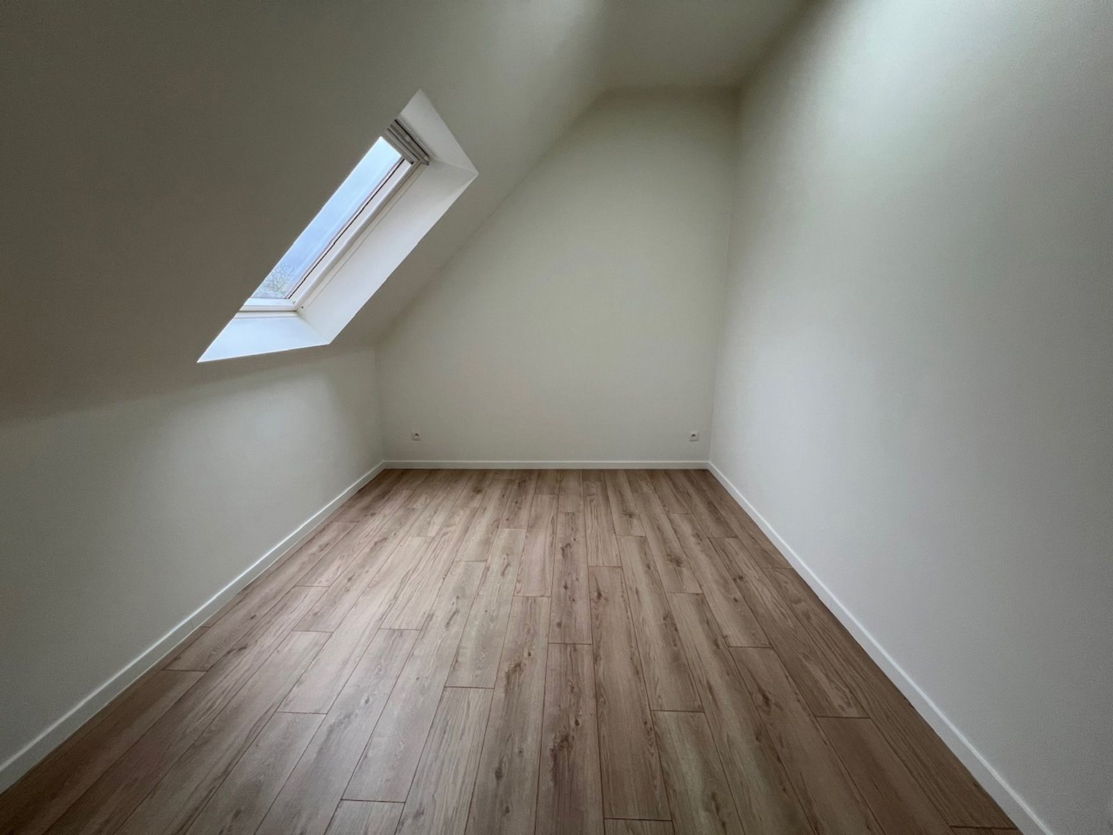 Recent dakapp met 2slpk, terras en parking foto 18